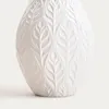 HOMLA NATTO Ceramiczny wazon z wytłoczeniami w kolorze ecru Podgląd zdjęcia produktu 4