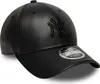A black New York Yankees baseball cap made of polyurethane. Náhľad obrázku produktu