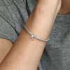 A close-up shot of a person's arm wearing a silver bracelet with a letter 'K' charm. Anteprima dell’immagine prodotto