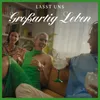Three people are sitting on a couch, smiling and holding drinks. Produktbild-Vorschau