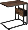 A side view of a C-shaped side table with a wooden top and shelf, and a black metal frame. Voir les images du produit