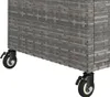 A close-up view of the bottom of a grey poly rattan bar cart, showing its black casters. Náhled obrázku produktu