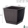 A square brown planter with a woven texture and a matching saucer, shown with dimensions and capacity indicated by text and icons. Produktbild-Vorschau
