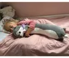 Kruzzel 24714 Plyšový vankúš Pes, 70 cm, šedobiela Náhľad obrázku produktu 4