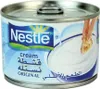 A can of Nestlé cream with a hand dipping a piece of bread into it. Produktbild-Vorschau