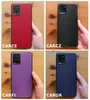 A collage of four different colored phone cases with a carbon fiber texture, each held by a hand. Produktbild-Vorschau