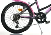 Close-up view of the rear wheel and drivetrain of a pink and black bicycle. Produktbild-Vorschau