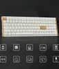 A white mechanical keyboard with a wooden frame is shown, with various icons below it. Anteprima dell’immagine prodotto