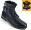 A black leather boot with a plaid cuff and a yellow informational tag. Anteprima dell’immagine prodotto