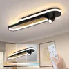 A modern black LED ceiling light with a spotlight, shown on a white ceiling. The lower part of the image displays different lighting effects and color temperatures, controlled by a remote. Anteprima dell’immagine prodotto