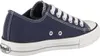 A side view of a navy blue canvas sneaker with white laces and a white sole. Produktbild-Vorschau