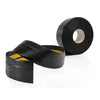 A roll of black flexible plastic trim with a yellow inner lining, with a section unrolled in a curve in the foreground. Anteprima dell’immagine prodotto