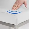A hand pressing into a white cushioned surface, with blue graphic lines indicating softness or cushioning. Anteprima dell’immagine prodotto