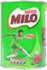 A can of Nestle Milo chocolate malt drink with a young boy playing soccer on the front. Podgląd zdjęcia produktu
