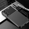 A smartphone case with a carbon fiber look is placed on a laptop keyboard, with two pens nearby. Produktbild-Vorschau