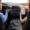 Two people in a car, one driving and the other using a tablet, with multiple devices charging. Anteprima dell’immagine prodotto