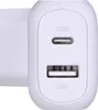 A close-up view of a white dual-port USB charger. Anteprima dell’immagine prodotto