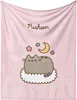A pink blanket with a cartoon Pusheen cat sleeping on a cloud, surrounded by stars and a moon. Náhled obrázku produktu