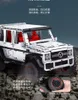 A white remote control off-road vehicle model is shown in a rocky, outdoor environment. Anteprima dell’immagine prodotto
