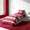 A Christmas-themed duvet cover and pillow set on a bed in a bedroom. Produktbild-Vorschau