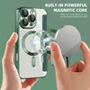 Hands holding an iPhone case and a magnetic charger, demonstrating magnetic charging. Produktbild-Vorschau