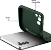 A dark green phone case is shown being placed onto a silver smartphone. Produktbild-Vorschau