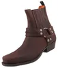 Auf dem Bild ist ein brauner Stiefel zu sehen der von der linken Seite betrachtet wird. Der Stiefel hat eine strukturierte Oberfläche und eine markante Sohle die ihm einen robusten Look verleiht. Produktbild-Vorschau