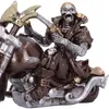 Skeletts, das auf einem Motorrad sitzt.  Trägt eine braune Kutte und eine goldene Kette. Produktbild-Vorschau