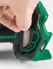 A hand is shown adjusting a part of a green and black power tool. Voir les images du produit