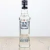 A bottle of Yeni Raki on a wooden surface against a white background. Anteprima dell’immagine prodotto