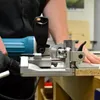 A person is using a Makita PJ 7000J Nutfräse Flachdübelfräse on a wooden surface. Podgląd zdjęcia produktu