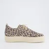 A single leopard print sneaker is shown against a white background. Voir les images du produit