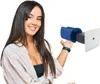 A woman is holding a blue device and a white component, presenting them to the viewer. Anteprima dell’immagine prodotto