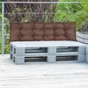 A brown tufted cushion on a gray pallet bench on a wooden deck with greenery in the background. Anteprima dell’immagine prodotto