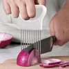 A person is using an onion holder to slice an onion on a cutting board. Náhled obrázku produktu
