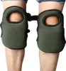 A pair of green knee pads worn by a person. Voir les images du produit