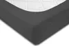 A close-up view of a dark gray fitted sheet on a white mattress. Produktbild-Vorschau