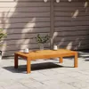 A wooden coffee table on a patio with two cups and a vase of greenery. Anteprima dell’immagine prodotto