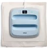 A light blue Cricut Easypress 3 heat press sits on top of a white fabric mat, with a white power cord extending upwards. Produktbild-Vorschau