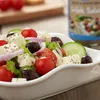 Physis of Crete Salatgewürz 50 g mit serviertem griechischem Salat Produktbild-Vorschau