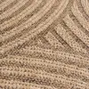 A close-up view of a textured rug with a woven pattern. Voir les images du produit