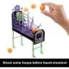 A hand is about to throw an orange ball into a Halloween-themed basketball game. Anteprima dell’immagine prodotto