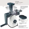 A collage of images showcasing a manual juicer with various labels pointing out its features. Produktbild-Vorschau