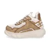 A single Buffalo Cld Chai Warm sneaker in beige and brown. Podgląd zdjęcia produktu