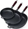 Three cast iron frying pans of different sizes are stacked on a white background. Voir les images du produit