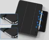 A black tablet case with a stylus holder is shown from a diagonal angle. Inset images show close-ups of the case's buttons and ports. Anteprima dell’immagine prodotto