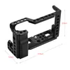 A black metal camera cage rig with dimensions indicated by measurement lines and text. Náhled obrázku produktu