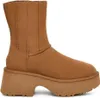 A single brown UGG boot with a platform sole is shown against a white background. Produktbild-Vorschau
