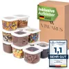 A collection of clear plastic food storage containers filled with various food items, arranged in front of a cardboard box. A promotional sticker and a "Prüfengel" (testing angel) award are visible. Anteprima dell’immagine prodotto