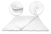 A white duvet is laid out flat on a white background, with two circular insets showing close-up details of the duvet's construction. Produktbild-Vorschau